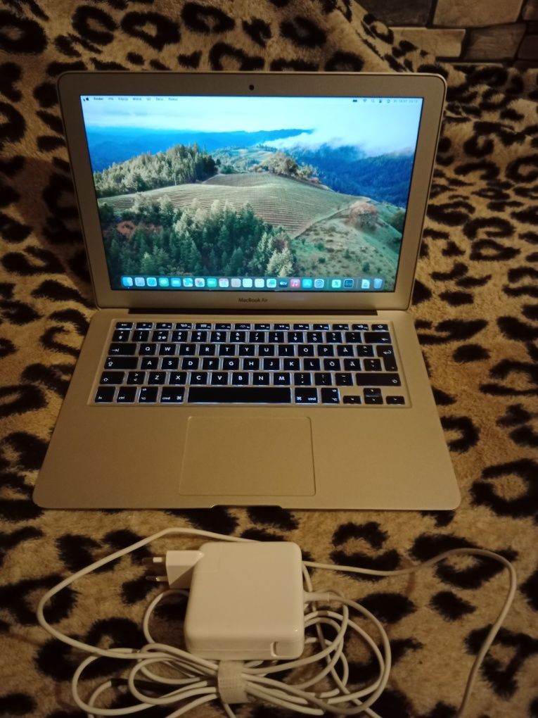 MacBook Air sprawny z ładowarką