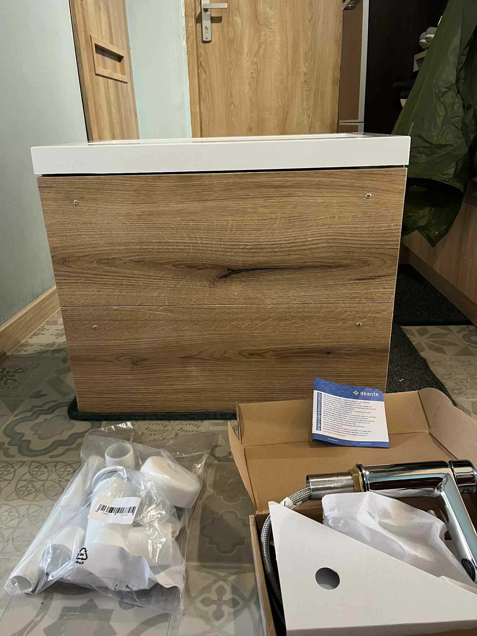 Szafka łazienkowa wisząca firmy furni z umywalką+bateria.