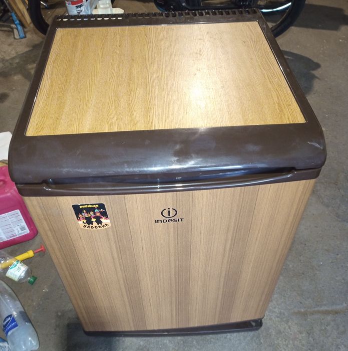 Продам  холодильник Indesit.