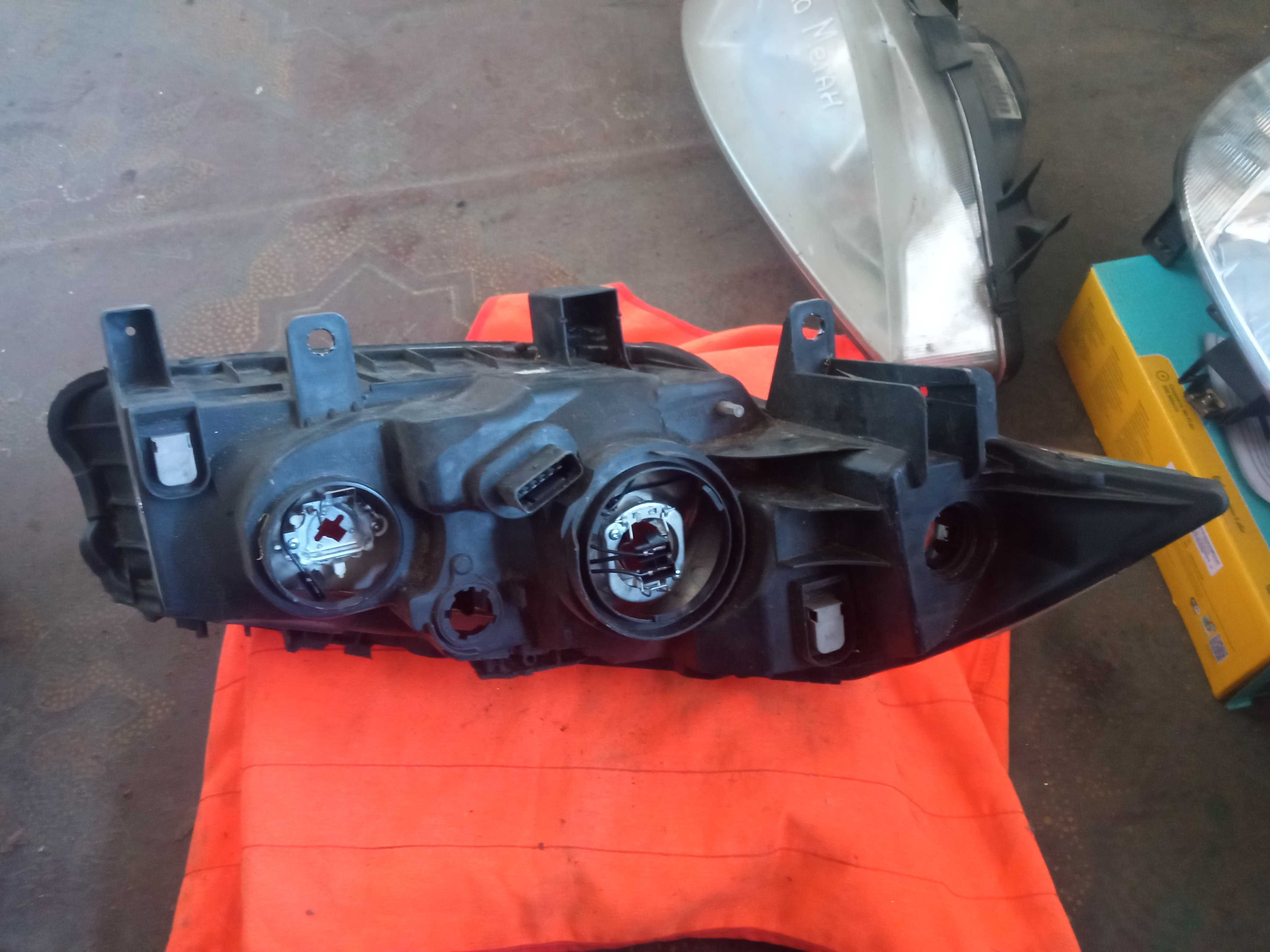 Фара передня ліва Renault Megane II 03-12 Valeo 89306990 8200073220J