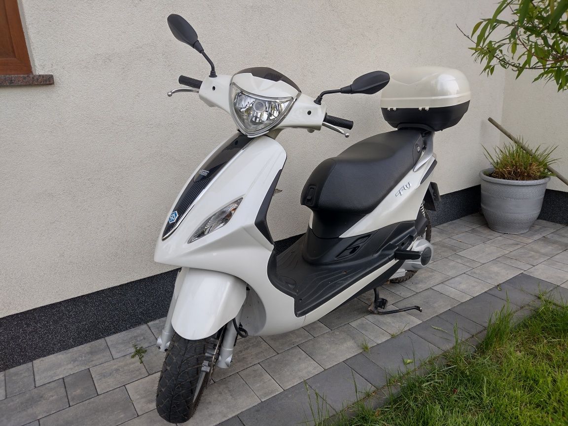 Piaggio fly 125 biała perła kufer świata LED dwa kluczyki Szwajcaria