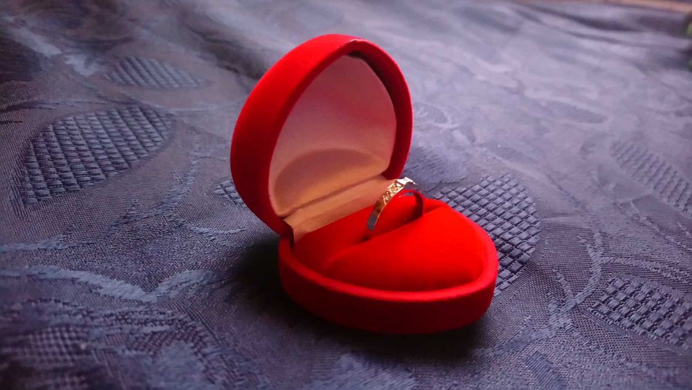 Pierścionek zaręczynowy