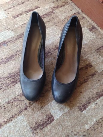 Жіночі чорні туфлі на каблуку