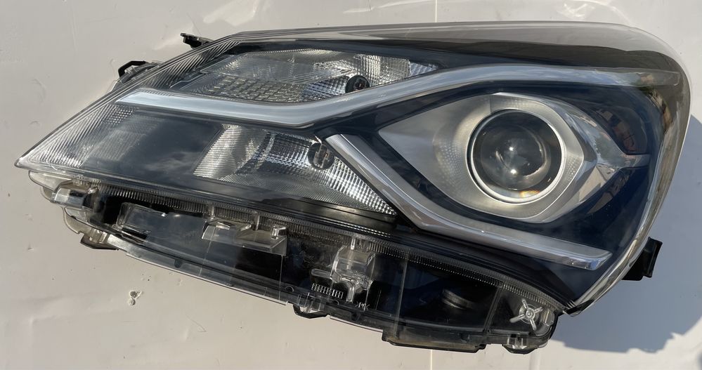 Toyota Yaris III Lift 14-17 / Lampa lewa przednia przód / OE / EUR