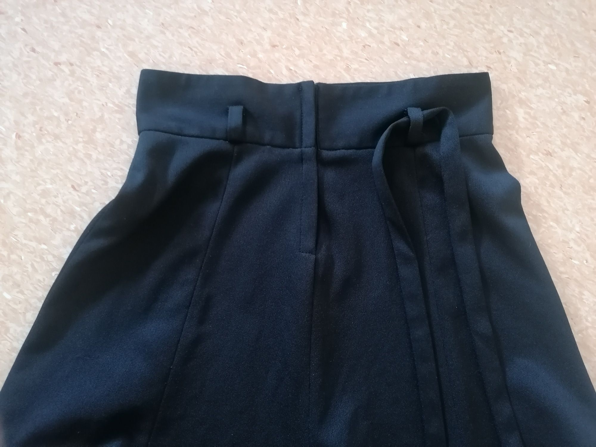 Czarna spodnica z klosza midi +pasek S/M studniówka