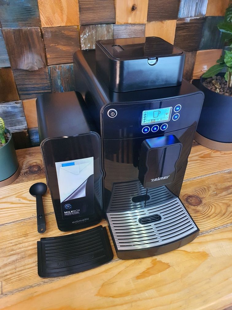 Elegancki i niezawodny Automatyczny ekspres do kawy Zelmer AromaticCaf