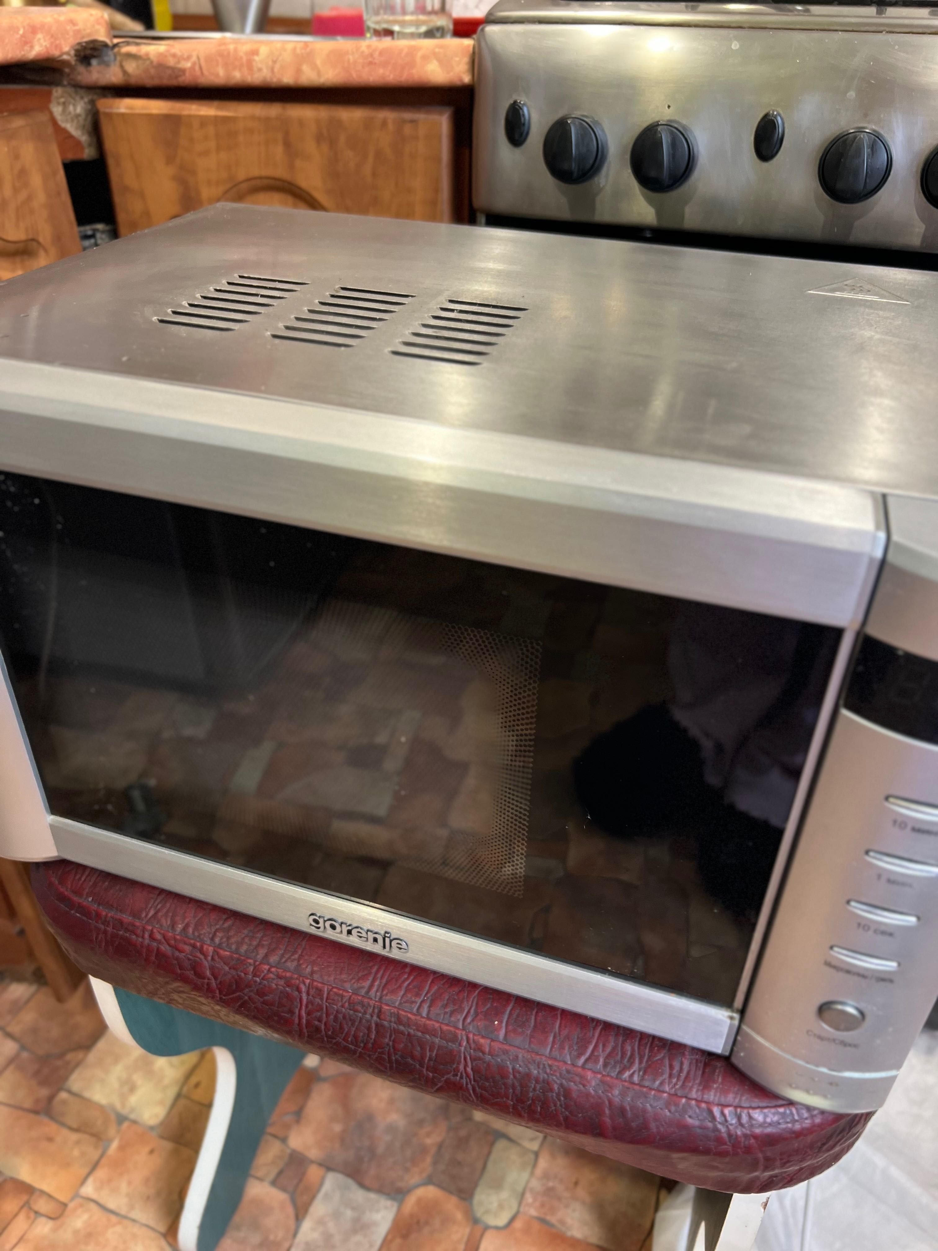 Мікрохвильова піч Gorenje з грилем