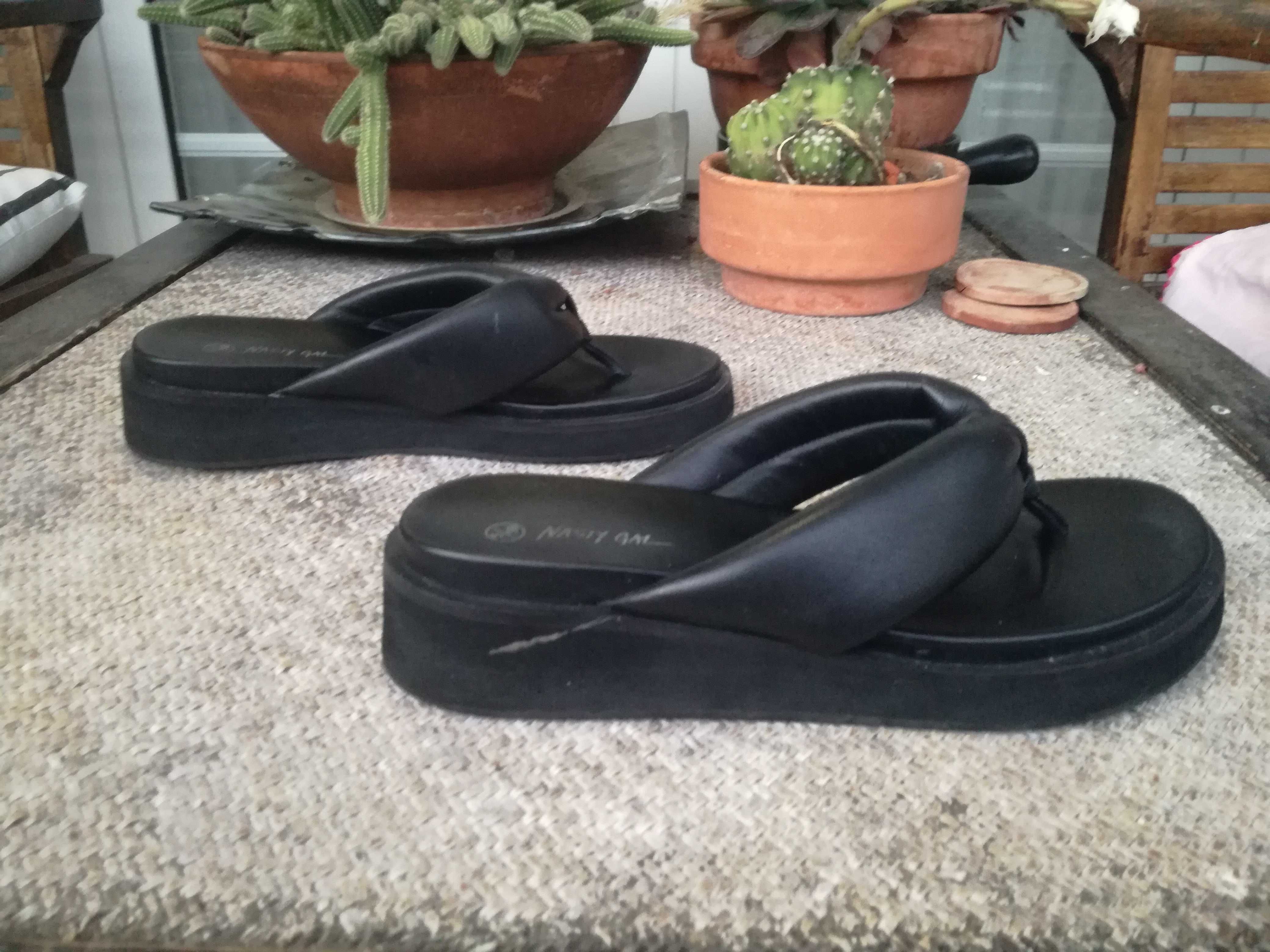 Chinelos pretos em pele Nasty Gal