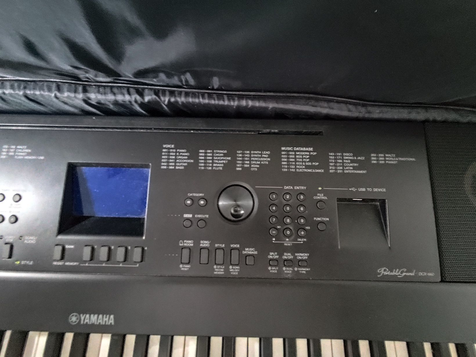 YAMAHA DGX 660 keyboard