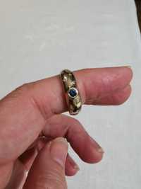 Złoty pierścionek z diamentami i szafirem próba 375 waga 2,57