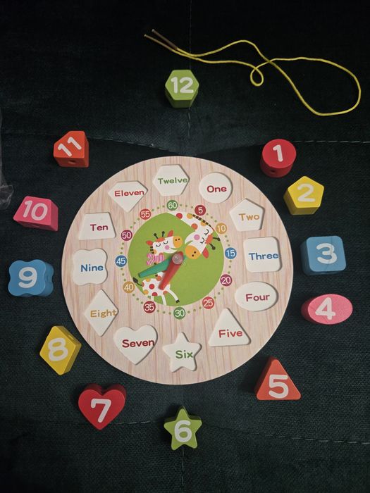 Zegarek dla dzieci do nauki w języku angielskim.