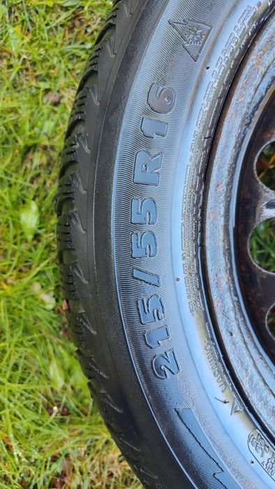 Opony zimowe 215/55 R16 z felgami stalowymi, używane rocznik 2013