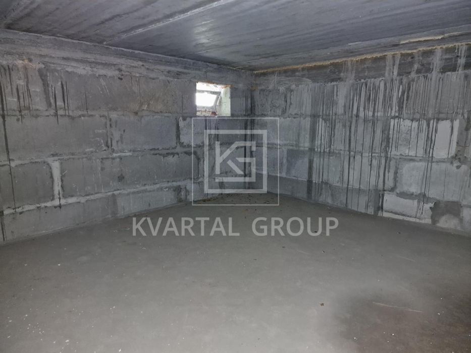 Продаж великого приміщення з окремим входом у заселеному комплексі