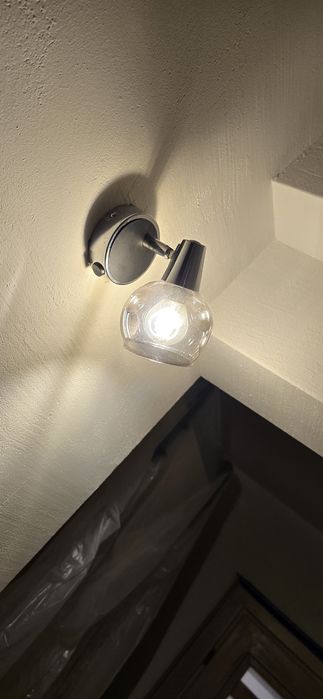 Kinkiet z dymionym kloszem