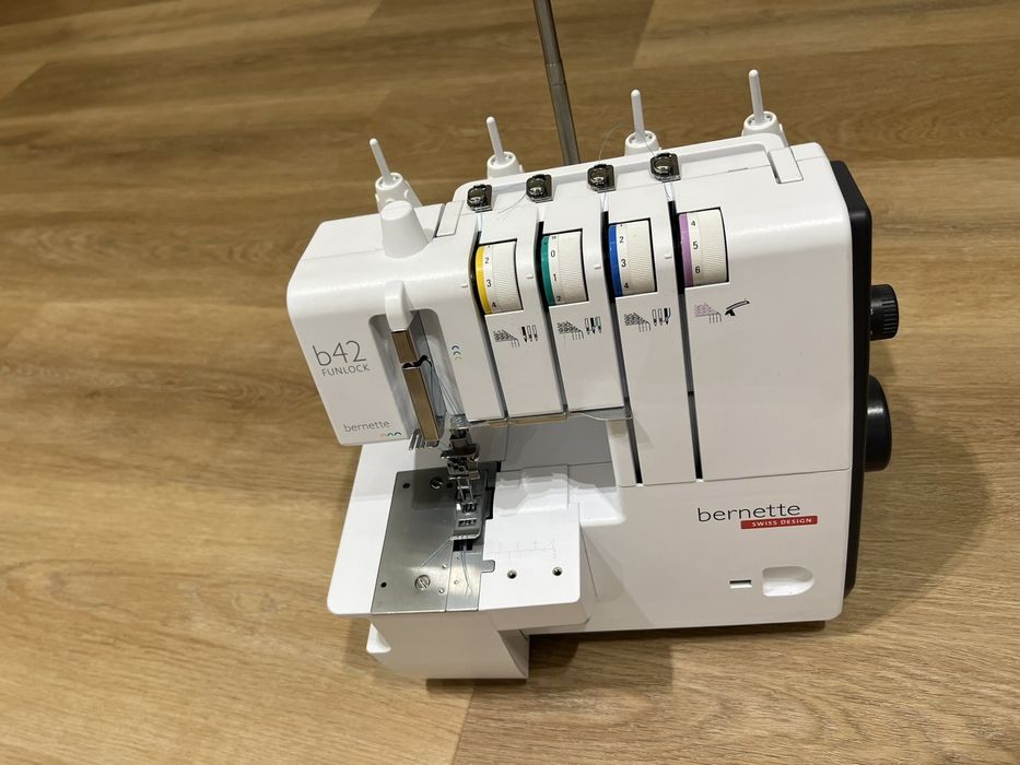 Розпошивальна машинка Bernina Bernette FunLock B42