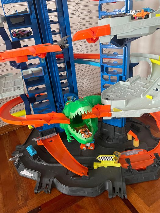 Автотрек Hot Wheels  Супер Гараж паркинг гигант с динозавром Ти Рекс