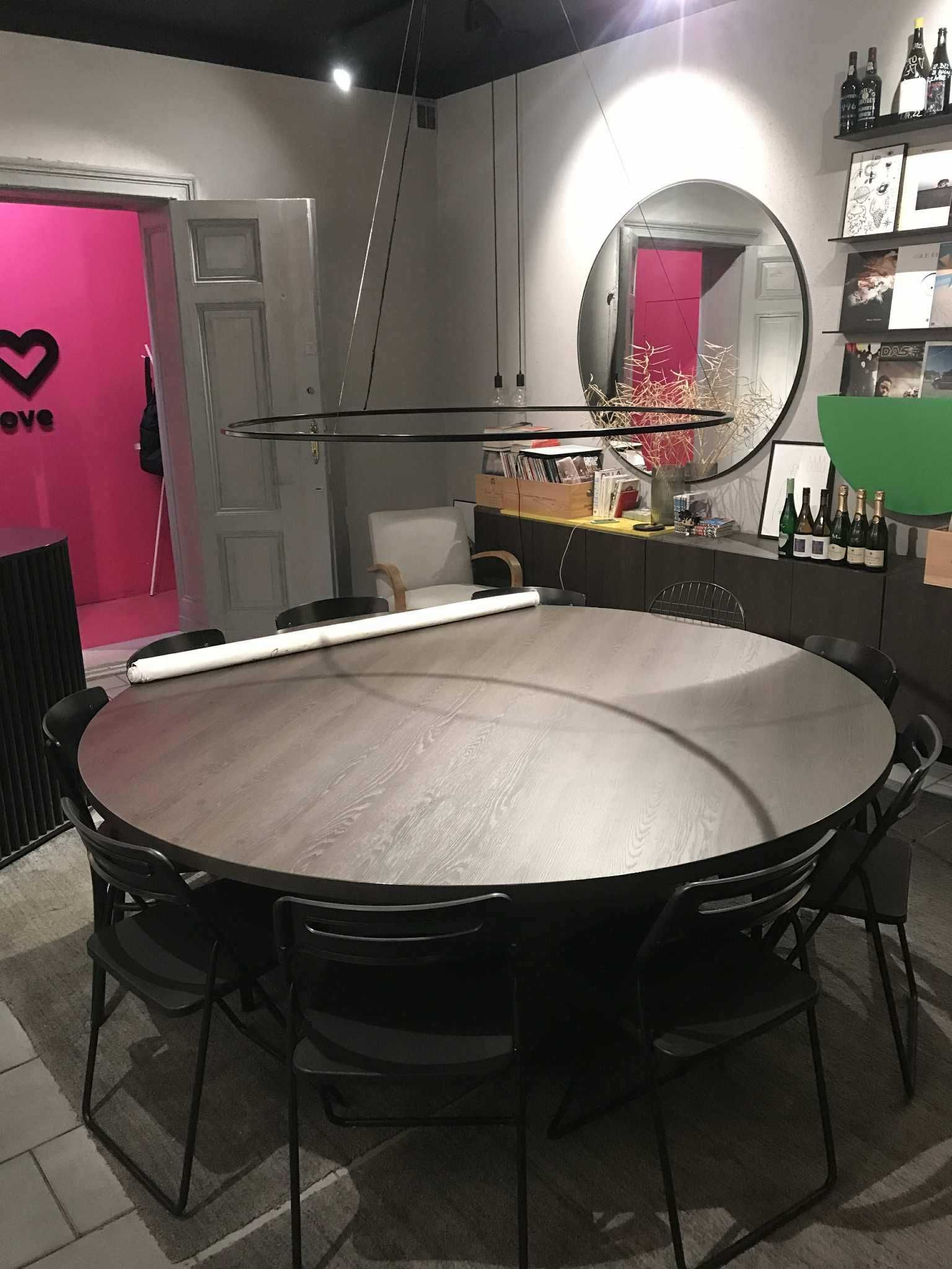 Stylowy drewniany stół okrągły na 12 osób