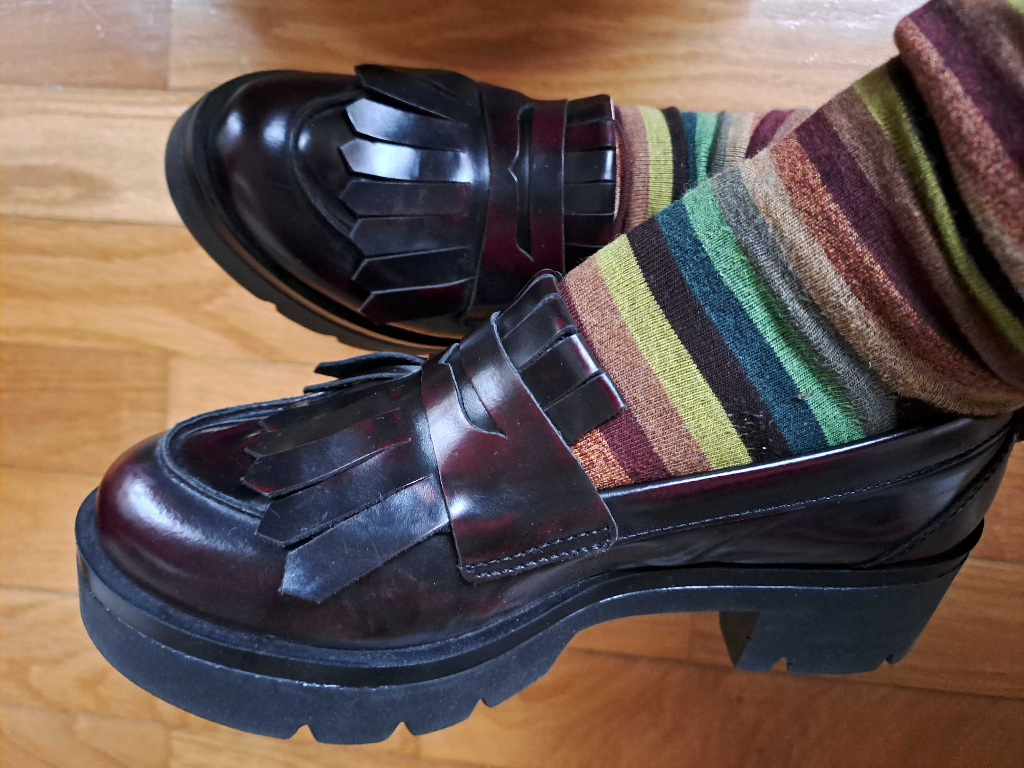 Mocassins castanho escuro em verniz