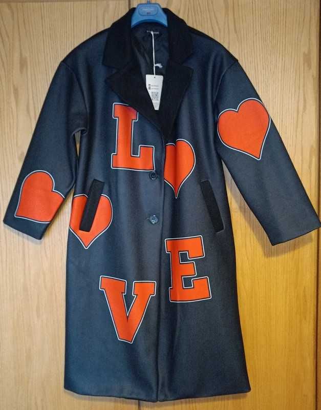 Casaco preto com corações vermelhos LOVE (oferta do envio)