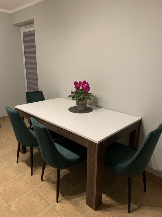 Stół do jadalni lub kuchni