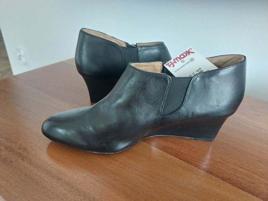 Skórzane botki na koturnie