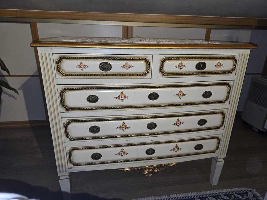 Mobília de quarto completa, lacada com dourados e pintada à mão.