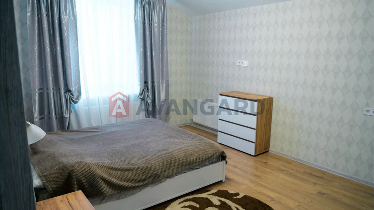 Продам современный дом в тихом центре