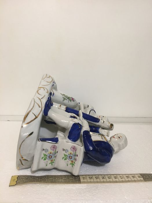 Винтажная фарфоровая статуэтка расписанная вручную