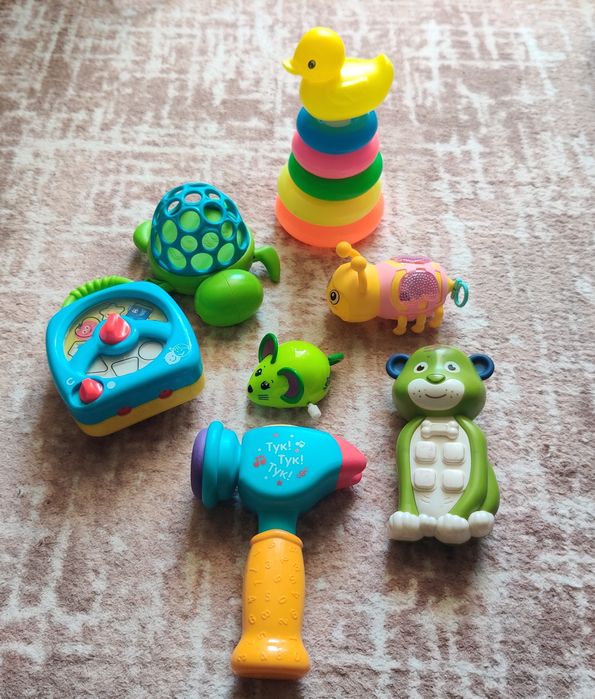 Игрушки (пирамидка , телефон , молоточек и др)