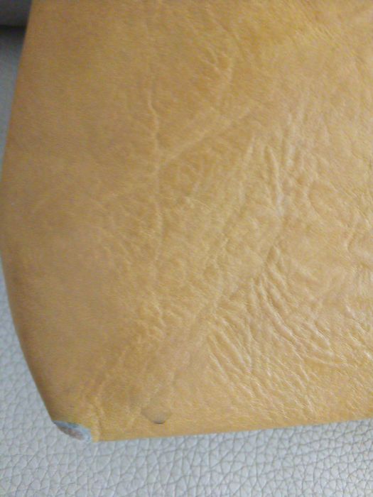 Mala de senhora muito bonita de cor mostarda