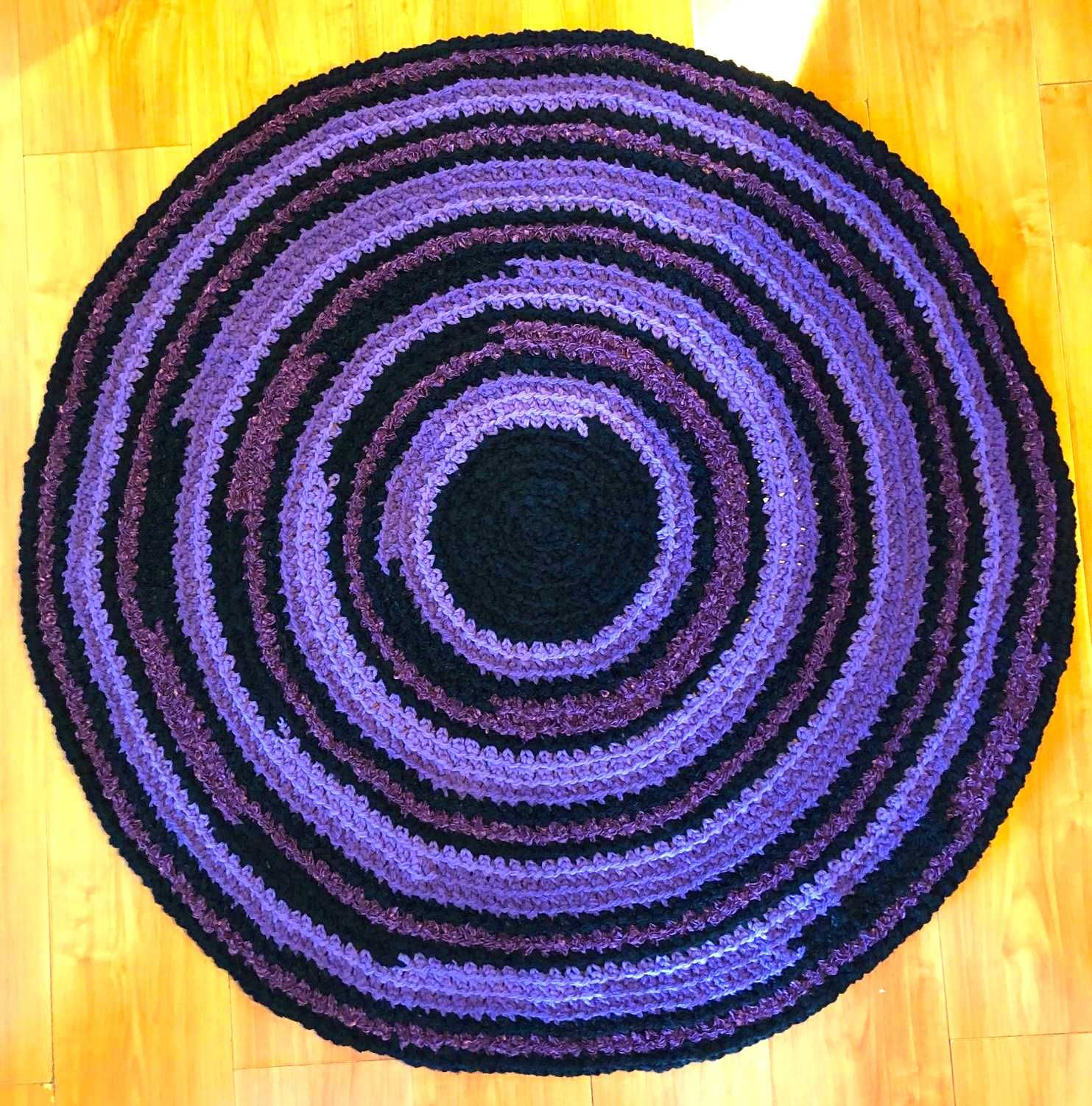 Dywanik okrągły czerń-fiolet śr117cm handmade 50zł