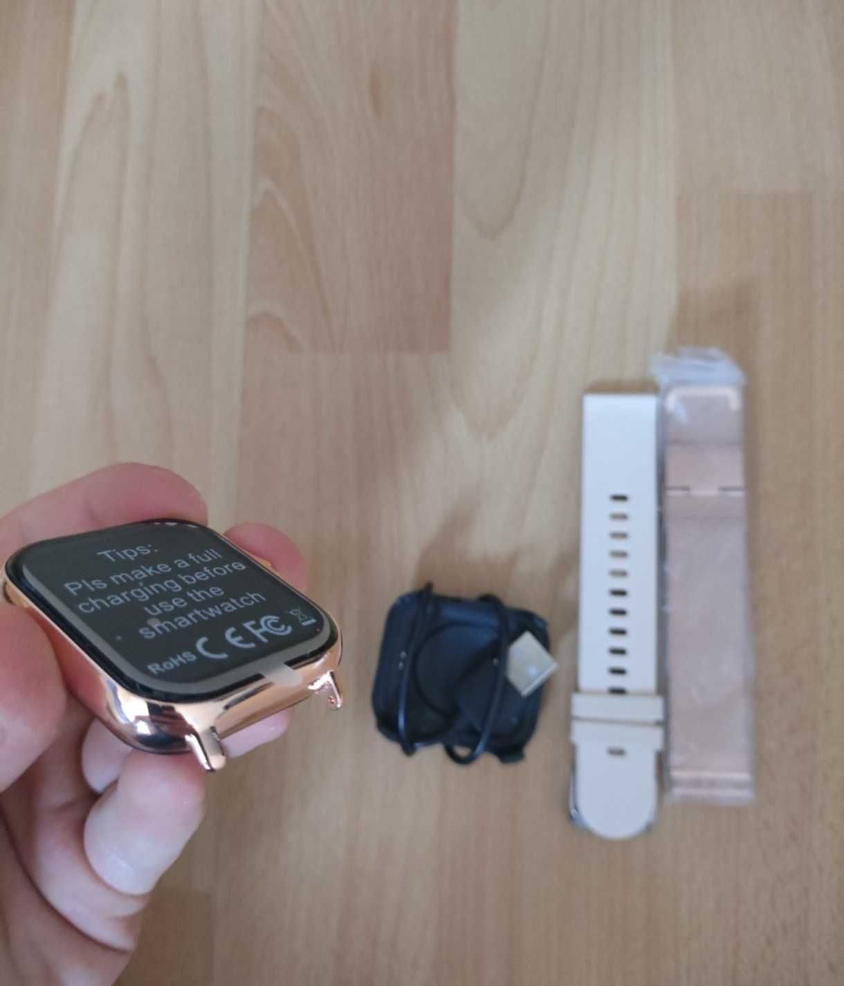 Smartwatch z dwoma paskami – nowy, złoty, dotykowy ekran