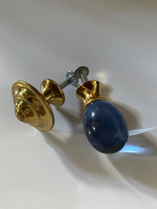 Dois puxadores antigos