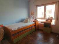 Quarto solteiro, com duas camas e secretária