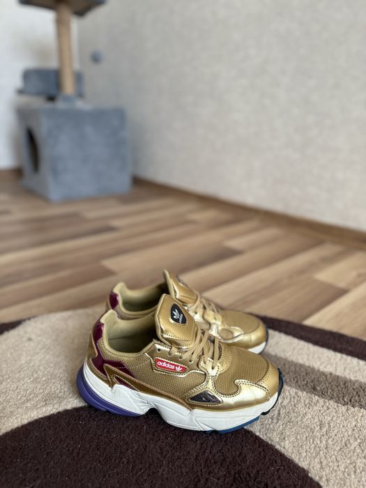 Кросівки adidas золотого кольору