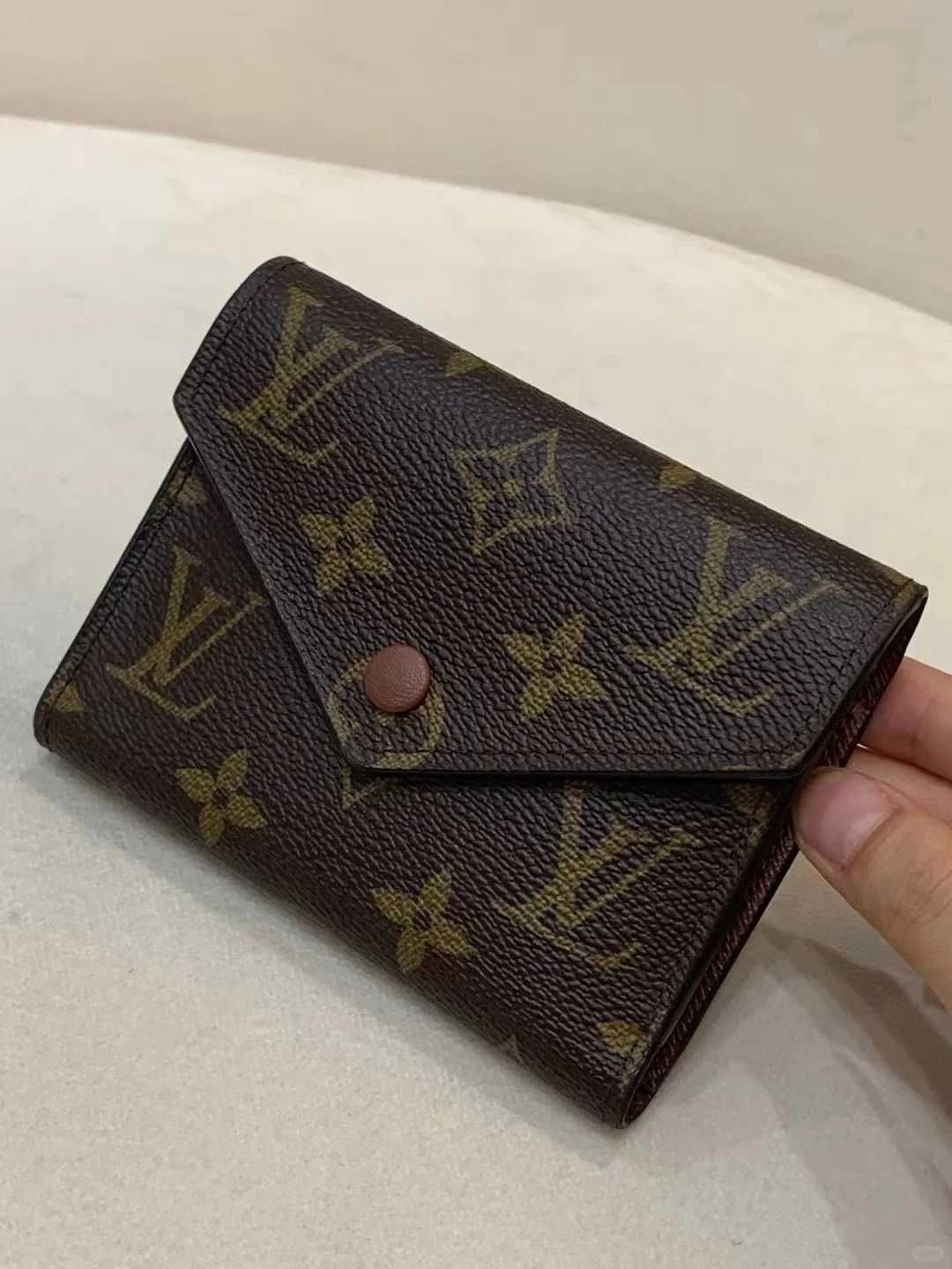 Nowe Louis Vuitton Victorine Mały portfel Kolor kawy przycisk