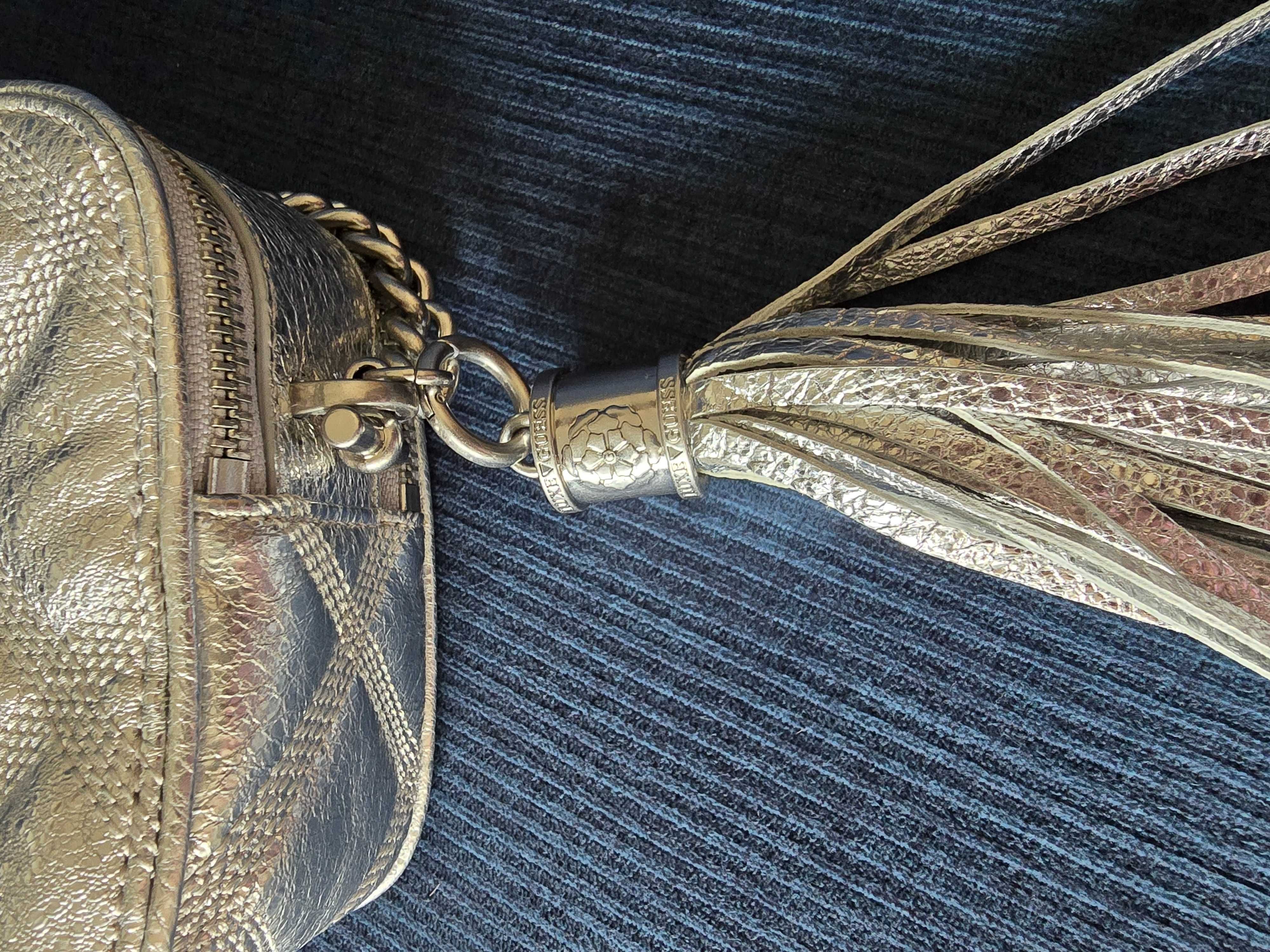 Skórzana torebka Guess Luxe (srebrna)