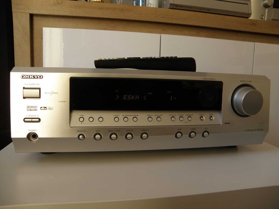 Amplituner AV Onkyo
TX-SR304E