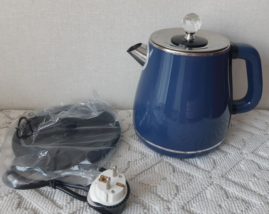 ЧАЙНИК электрический -- объёмом 1,8 л.
