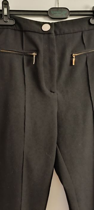 Calças Zara pretas. Tamanho L. Usadas. Botões de mola em dourado.