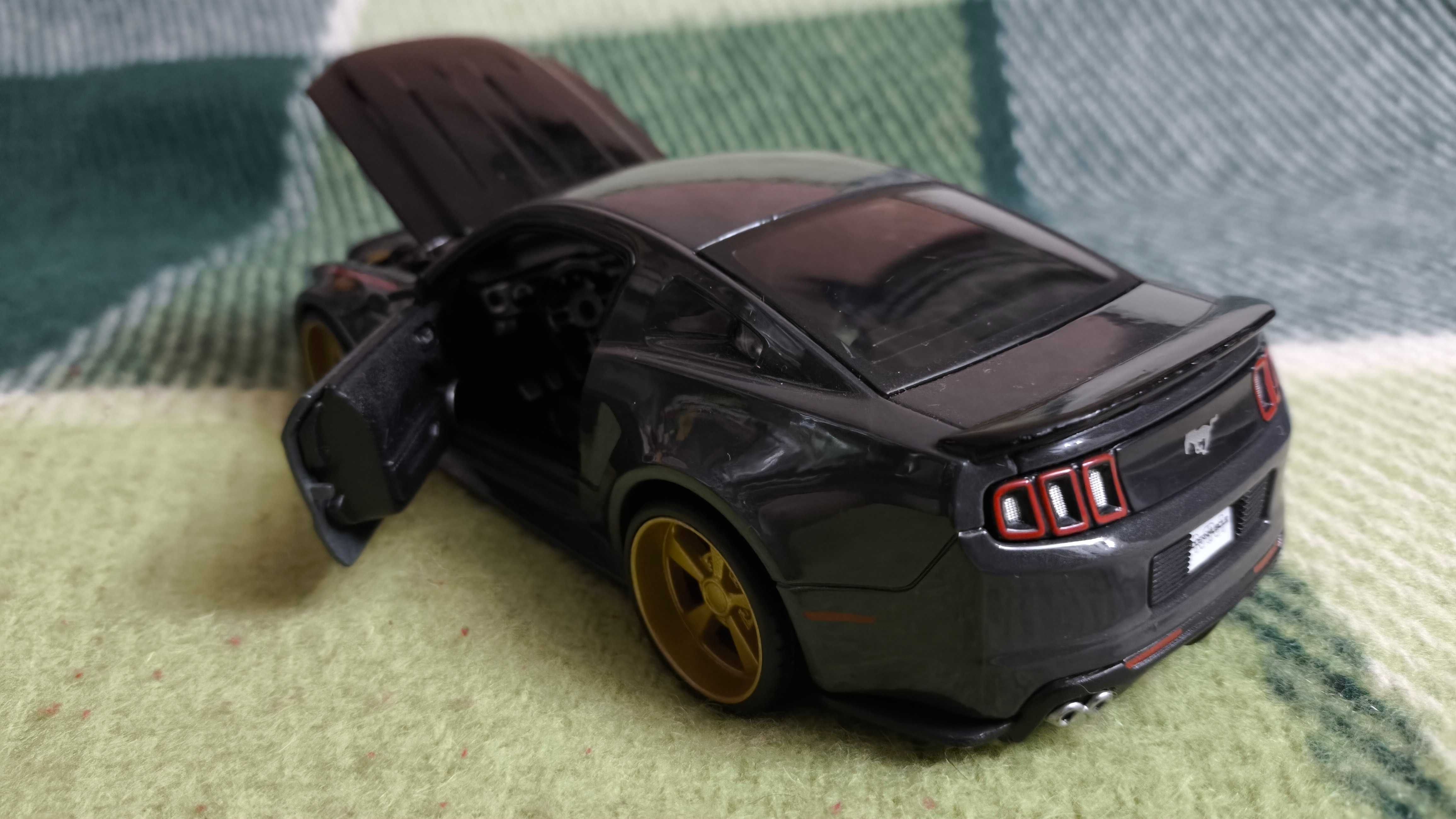 Машинка Ford Mustang GT 2014 1.24 Maisto