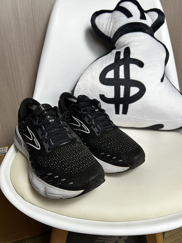 Кроссовки brooks