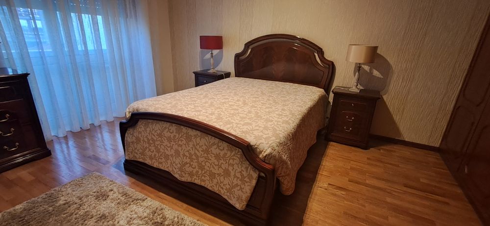 Mobília de quarto de casal, em mogno com linhas muito simples.