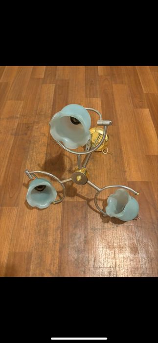 Люстра ,три рожка в нормальном состоянии