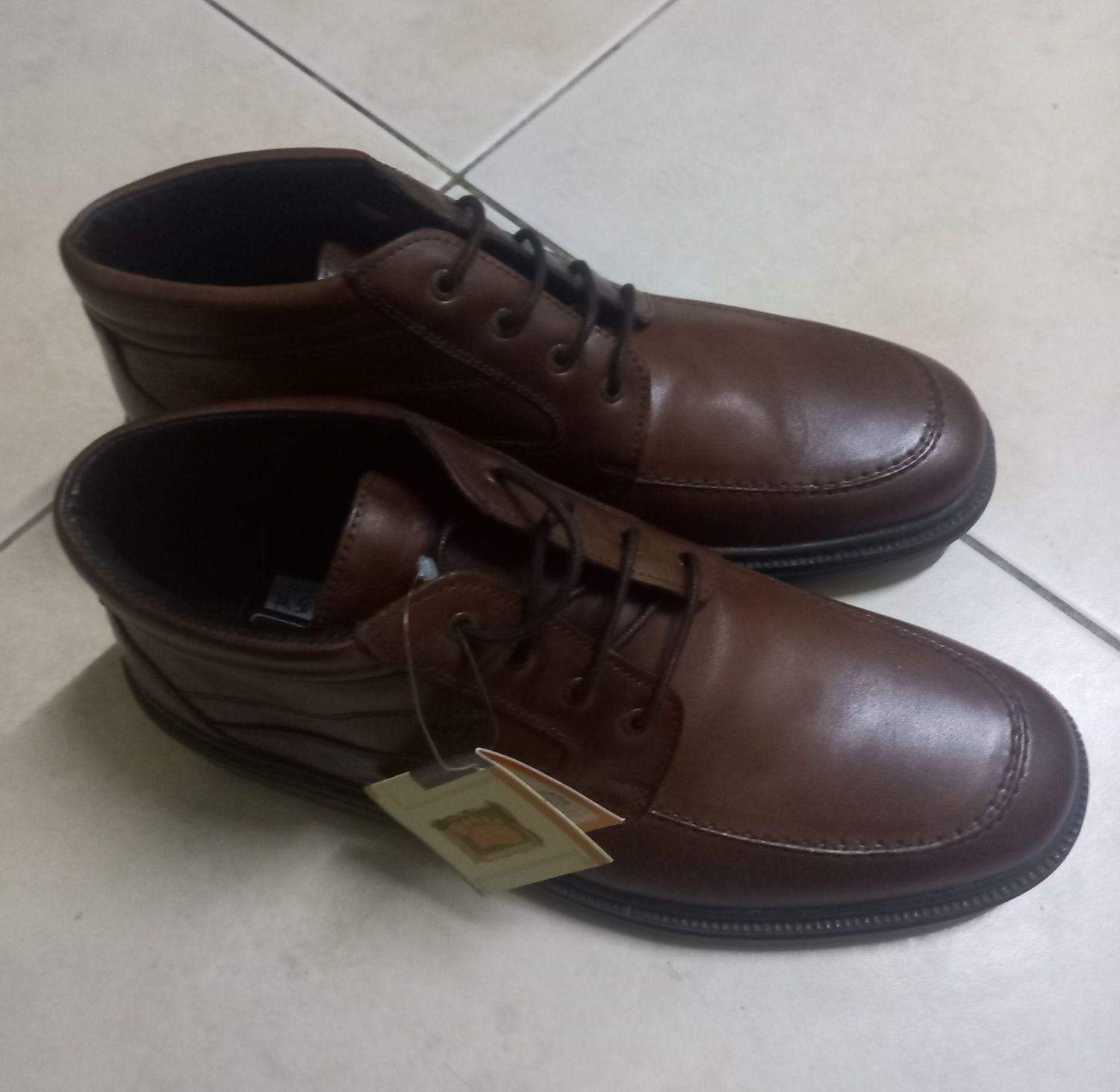 Vendo botins  em pele novos nunca usados