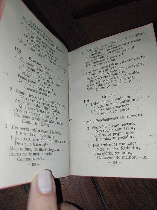 Livro antigo intitulado "Salmos e Hinos", publicado pela Livraria Evan