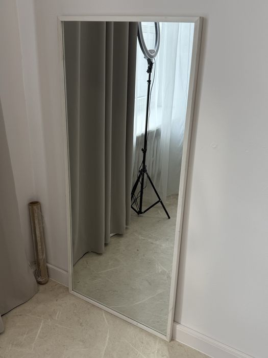 Lustro w białej drenianej ramie jysk