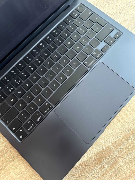 MacBook Air M3 (2024) – 13" – COMO NOVO