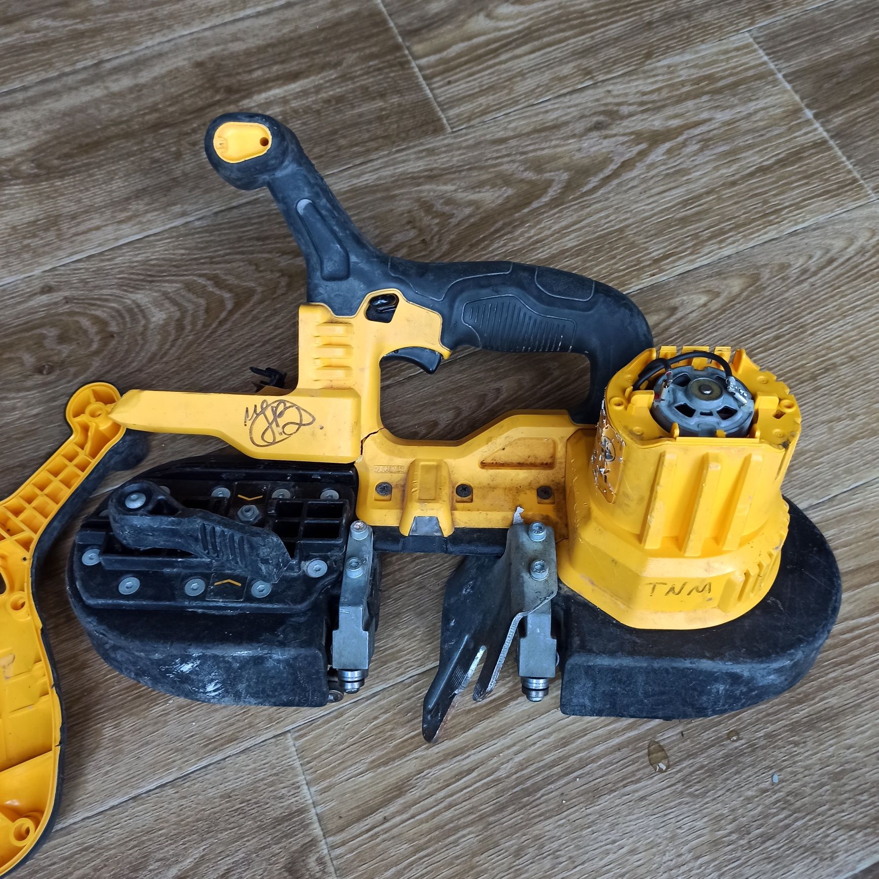 Piła pilarka taśmowa do metalu DeWALT DCS371 18V XR Li-Ion uszkodzona