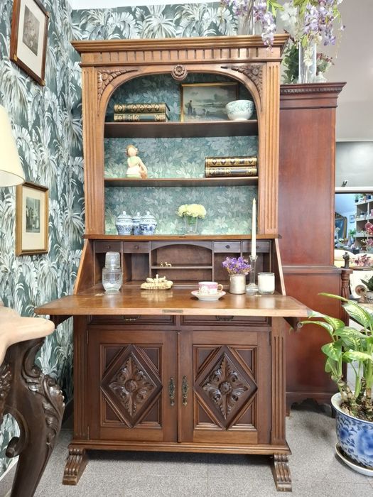 Secretária antiga em madeira maciça.